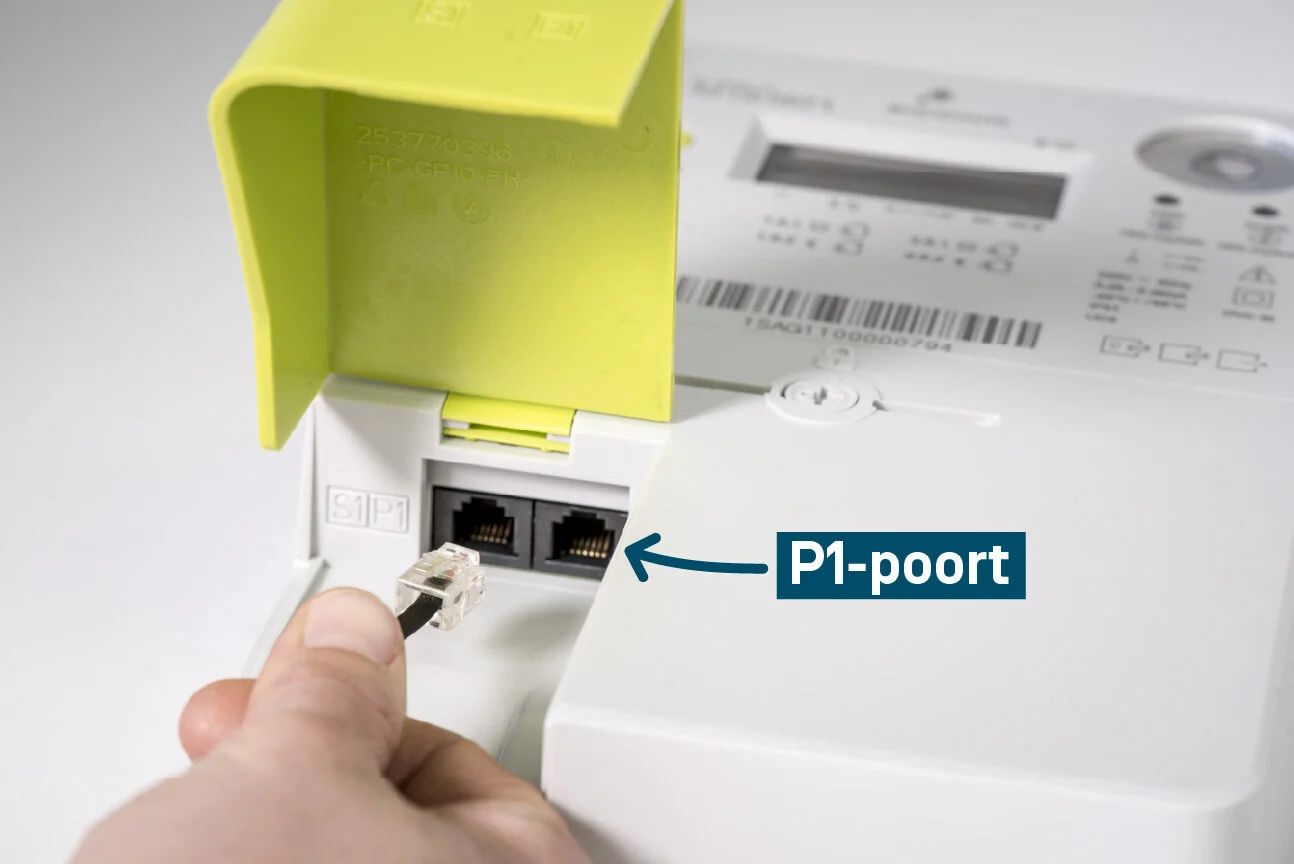 Plugging the dongle into the P1 port of a Belgian digital meter